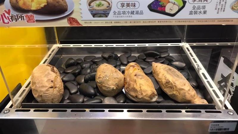 客挑超商地瓜「一顆一顆捏」網噁吐