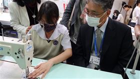 稻江護家與台北日僑學校交流口罩套製作（1）武漢肺炎疫情延燒，台北市私立稻江護家23日贈送50個口罩套給台北市日僑學校，並交流口罩套製作，台北日僑學校校長近藤裕敏（右）到場觀摩。中央社記者梁珮綺攝　109年3月23日