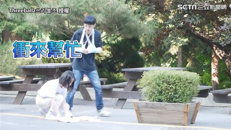 韓網紅裝受傷手打石膏　路人暖心大噴