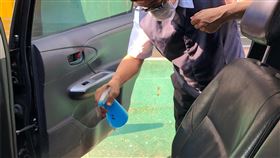 台南防疫計程車上線武漢肺炎疫情升溫，台南市交通局23日宣布啟動防疫計程車服務，集中管控人員與車輛，盼降低傳染風險。圖為司機加強車輛消毒作業。（台南市交通局提供）中央社記者楊思瑞台南傳真  109年3月23日