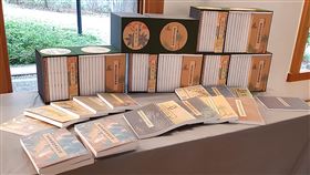 台展府展16冊圖錄復刻出版國美館委託藝術家雜誌耗時1年，復刻出版日治時期台展（台灣美術展覽會）、府展（台灣總督府美術展覽會）共16屆展覽圖錄，其中也保留原版中的錯字，留下歷史痕跡。中央社記者鄭景雯攝　109年3月23日