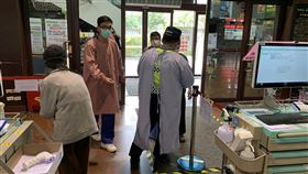 花蓮長照機構防疫超前部署　不開放會客武漢肺炎（2019冠狀病毒疾病，COVID-19）疫情延燒，並有養護機構護理師確診；花蓮縣政府社會處表示，已發文通知各機構「原則上不開放會客，以視訊探視為主」，並請機構和家屬逐一溝通，目前全面防疫多加體諒。中央社記者李先鳳攝　109年3月23日