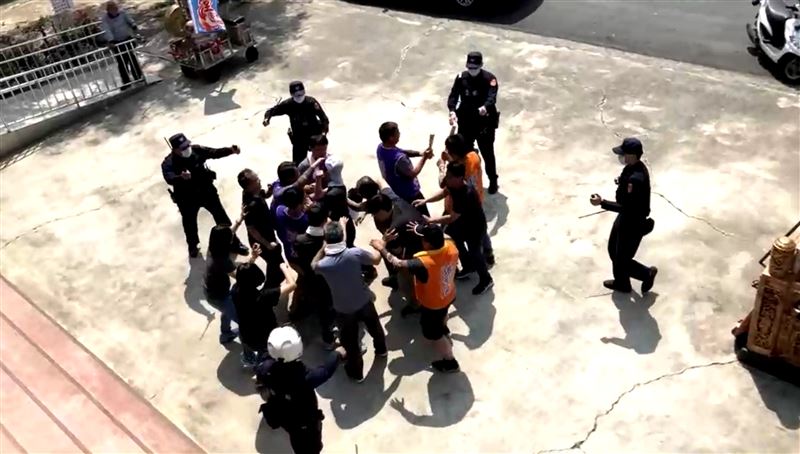 遶境因打噴嚏開打？警強勢介入下場曝