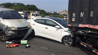 聯結車連撞7車　貨車駕駛拋飛車外亡