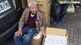 刈包吉在龍山寺發放衛生紙　記者李依璇攝影