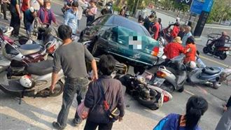 8旬翁開車「倒」著暴衝　1婦人壓車