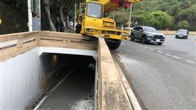吊車自強隧道暴衝撞護欄　碎石掉滿地砸傷騎士