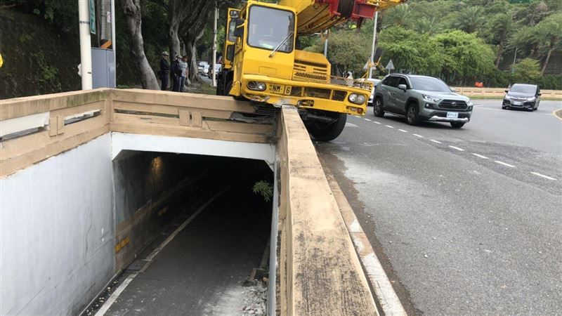 快訊／吊車自強隧道暴衝　碎石砸騎士