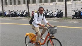 ▲審理期間每次出庭，鈕承澤都是騎著UBike抵達。性侵案即將宣判。（圖／翻攝畫面）