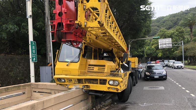 吊車剎車失靈　撞護欄害騎士臉被砸