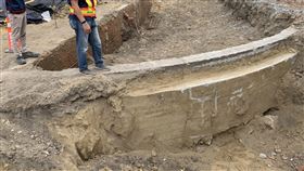 南鐵工程再發現火車轉車台遺構　暫停施工台南市文化資產管理處人員24日表示，考古團隊23日通報台南市東區小東路、前鋒路口的南鐵工程，挖堀出疑似火車轉車台遺構，鐵道局已暫停施工，以保全遺構狀態。（台南市文化資產管理處提供）中央社記者張榮祥台南傳真　109年3月24日