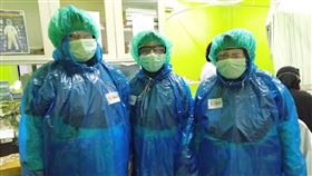 印尼西爪哇護士用雨衣當防護衣印尼西爪哇省勿加西市某間醫院收治3名疑似武漢肺炎患者，但醫院缺乏防護裝備，護士只好穿輕便雨衣充當防護衣。（印尼醫院人員提供）中央社記者石秀娟傳真　109年3月24日