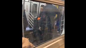 紐約地鐵，有乘客突然大力喘氣，倒地不起，引起民眾恐慌。（圖／翻攝自推特）