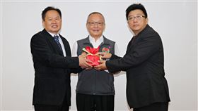 邱廷岳接掌苗縣教育處　李豪朕代理照南國小校長苗栗縣照南國小校長邱廷岳（左）接任縣府教育處長，縣府遴派候用校長李豪朕（右）代理照南國小校長，24日舉行交接典禮，由縣長徐耀昌（中）監交。（苗栗縣政府提供）中央社記者管瑞平傳真　109年3月24日