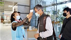民眾嘉市洽公　25日起採實名制嘉義市長黃敏惠24日宣布市府防疫新措施，將自25日起，民眾赴各辦公單位洽公需採行實名制，入場量測體溫、乾洗手也不可省略。（嘉義市政府提供）　中央社記者姜宜菁傳真　109年3月24日