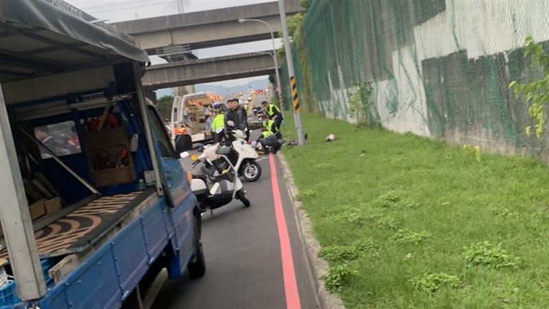 機車堤外道自撞電桿　男身亡女昏迷