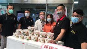 料理職人送黑蒜頭燉雞湯為醫護打氣中華料理職人餐旅交流協會燉煮400人份黑蒜頭燉雞湯分送台中市、南投縣多家醫院急診醫護，盼用黑蒜頭、枸杞、紅棗增強人員免疫力，衛生福利部南投醫院24日獲約60人份雞湯。（南投醫院提供）中央社記者蕭博陽南投傳真　109年3月24日