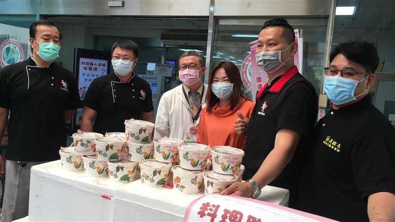 黑蒜頭燉雞湯暖醫護　暖心又增免疫力
