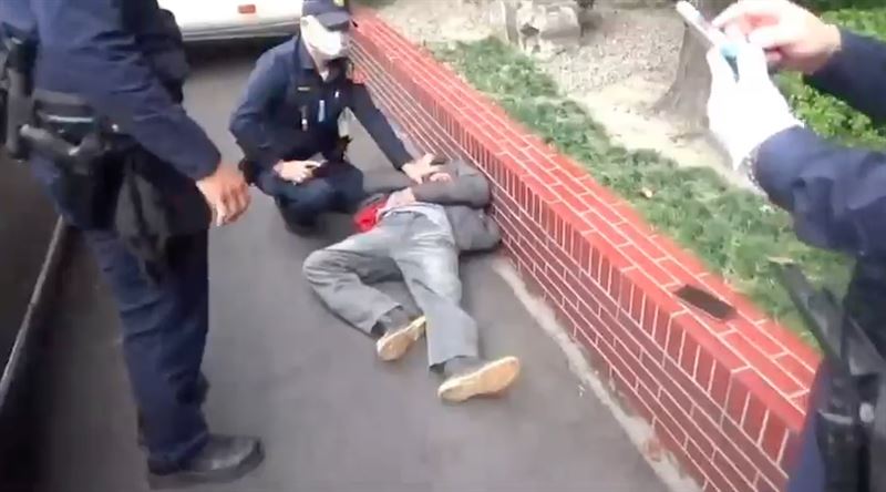 中年男持刀闖立院　竟捅腹陳情哭求救