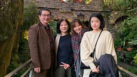 新加坡亞洲影藝創意大獎　林錫輝任親善大使台灣電視劇製作產業聯合總會會長林錫輝（左1）獲新加坡亞洲影藝創意大獎任命擔任台灣影視親善大使。圖為林錫輝和太太（左2）及2位女兒合影。（林錫輝提供）中央社記者黃自強新加坡傳真　109年3月24日