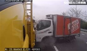 撞擊瞬間！國道貨車未減速衝撞工程車　駕駛滿身血慘卡車內（圖／翻攝畫面）