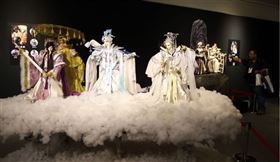 霹靂布袋戲操偶師因稱「武漢病毒」遭大陸網友獵巫後演變為舉報霹靂布袋戲為「台獨」。陸委會表示，中共文革式獵巫只會加深反感。圖為2018年霹靂布袋戲30週年舉行的「霹靂藝術科幻特展」。