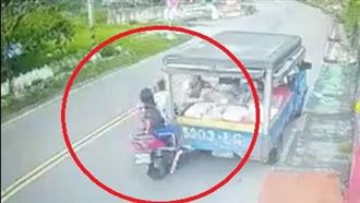 少女騎車邊滑手機　衝撞阿伯慘摔重傷