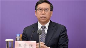 解剖武漢肺炎病例  陸專家：肺有病毒免疫受創北京大學第一醫院感染科主任醫師王貴強24日在中國國務院聯防聯控機制的記者會上說，從武漢肺炎的解剖案例看，肺臟病變與免疫系統受創嚴重，且肺部仍存有很多病毒。圖為王貴強20日在記者會上的資料照片。（中新社提供）中央社  109年3月24日