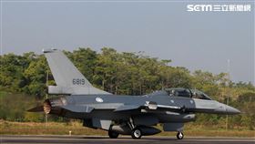 空軍F16V(BLK20)戰機春節加強戰備，全載掛武器裝備緊急起飛捍衛領空安全。（記者邱榮吉/攝影）