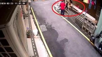 妻小檢疫期出門被檢舉　夫竟當街咆哮