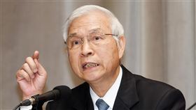 楊金龍出席政院記者會　說明新一波紓困措施中央銀行總裁楊金龍19日宣布價量齊下，穩住市場信心，更首創中小企業融通機制，注資新台幣2000億元援助。圖為楊金龍24日傍晚出席行政院「政府挺你安心防疫」記者會，針對最新一波疫情紓困措施進行相關說明。中央社記者施宗暉攝　109年3月24日