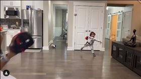 ▲印地安人投手卡拉斯柯（Carlos Carrasco）和兒子在廚房傳接球。（圖／翻攝自卡拉斯柯IG）