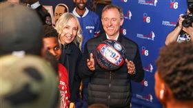 公關災難！七六人富豪老闆遭網罵爆
武漢肺炎,NBA,費城七六人,降薪,Joel Embiid,Josh Harris
翻攝自七六人官網