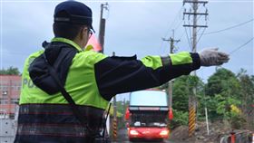 蘭陽檢疫所隔離旅客  14天期滿出關第2批滯留中國大陸武漢台人在3月10日搭乘專機返台，其中112名被送達蘭陽檢疫所，接受集中隔離檢疫14天後，25日分別搭乘遊覽車出關返家，宜蘭警方協助指揮交通。中央社記者沈如峰宜蘭縣攝  109年3月25日