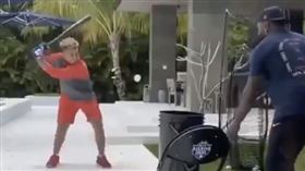 ▲老爹歐提茲（David Ortiz）指導兒子迪安傑羅（D'Angelo Ortiz）揮擊。（圖／翻攝自Bleacher Report推特）