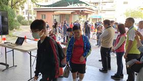 台南校園增設紅外線體溫量測儀台南市向教育部爭取在大型學校設置紅外線體溫偵測儀獲得支持，600人以上學校都能受惠，學生進入校園的動線也更順暢。（台南市教育局提供）中央社記者楊思瑞台南傳真  109年3月25日