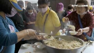 慶安宮供齋搶食擠一團　恐成群聚漏洞