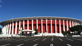 ▲快艇老闆買下洛杉磯論壇球場（Los Angeles Forum）。（圖／翻攝自推特）