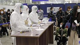 上海新增19起境外移入確診  3人曾在台轉機上海官方25日通報，24日新增19起境外移入的武漢肺炎確診病例，其中3人曾在桃園國際機場轉機，抵達上海浦東國際機場。圖為浦東機場工作人員身穿全套防護衣，引導入境旅客進行訊息核查。（中新社提供）中央社  109年3月25日