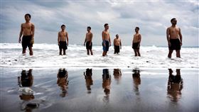 布拉瑞揚舞團將直播為台灣打氣布拉瑞揚舞團將於4月17日晚上8時在台東鐵花村戶外舞台演出並直播新作「沒有害怕太陽和下雨」，希望可以鼓舞台灣與全世界，正面迎接生活的困難。（國家兩廳院提供）中央社記者趙靜瑜傳真  109年3月25日