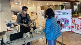 基隆文化局圖書館增設臨時櫃台  不入館可取還書武漢肺炎疫情延燒，基隆市文化局圖書館在中正路入口處增設臨時櫃台，提供民眾不進館取還書服務。（基隆市政府文化局提供）中央社記者王朝鈺傳真  109年3月25日