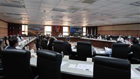 韓國瑜宣傳飛躍一百滿天星計畫高雄市長韓國瑜（後中）25日出席「109年高雄市大專院校會議」，並宣傳市府推動的兩階段「飛躍一百 滿天星計畫」。中央社記者王淑芬攝  109年3月25日