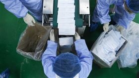 中國口罩經濟大爆發　產能過剩存隱憂2019冠狀病毒疾病疫情催生中國「口罩經濟」，口罩企業在兩個月內新增近9000家，每日總產能達2億片，但也引發產能過剩的隱憂。圖為北京一家生物科技公司3月引進一次性成型口罩生產機，每分鐘可生產500只口罩。（中新社提供）中央社　109年3月25日