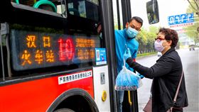 武漢疫情降為中風險　大眾交通逐步恢復（1）湖北省25日更新縣市疫情風險等級評估，將疫情最嚴重的武漢市降為中風險，這也代表中國疫情高風險縣市歸零。圖為武漢多線公車25日復駛，乘客須用手機掃碼實名登記上車。（中新社提供）中央社　109年3月25日