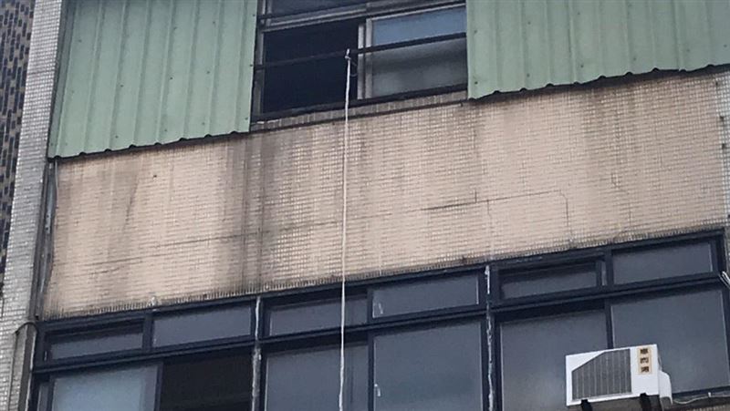 北投男學蜘蛛人垂降　頂樓跳下卡3樓