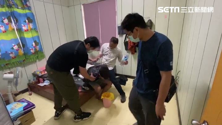 偷渡客被逮畫面曝　他竟猛吃胃藥輕生