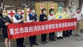 支援防疫最前線　紅十字會宣贈北市消防物資國內武漢肺炎確診案例數持續攀升，為強化前線救護人員防疫資源，中華民國紅十字會25日捐贈包括隔離衣、防護面罩、N95口罩等物資給台北市消防局。中央社記者黃麗芸攝　109年3月25日