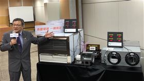 勤益科大翁國亮解釋全外氣循環熱交換空調系統勤益科技大學資訊管理系教授翁國亮解釋「全外氣循環熱交換空調系統」，運用水分子壓力差及水二相能量轉換，快速打造負壓環境，並達到節能效益。中央社記者蘇思云攝  109年3月25日