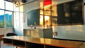 中國的學校，台灣新聞勿用。講桌-桌椅-教室（圖／pixabay）