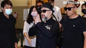 辛龍雙手合十離開龍巖會館 圖／記者林聖凱攝影